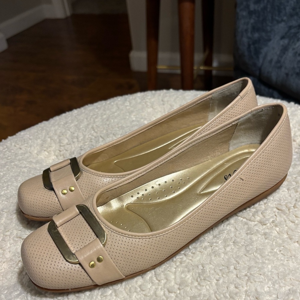 Trotters Sizzle Signature leather flats Nude Perforated great condition 8.5